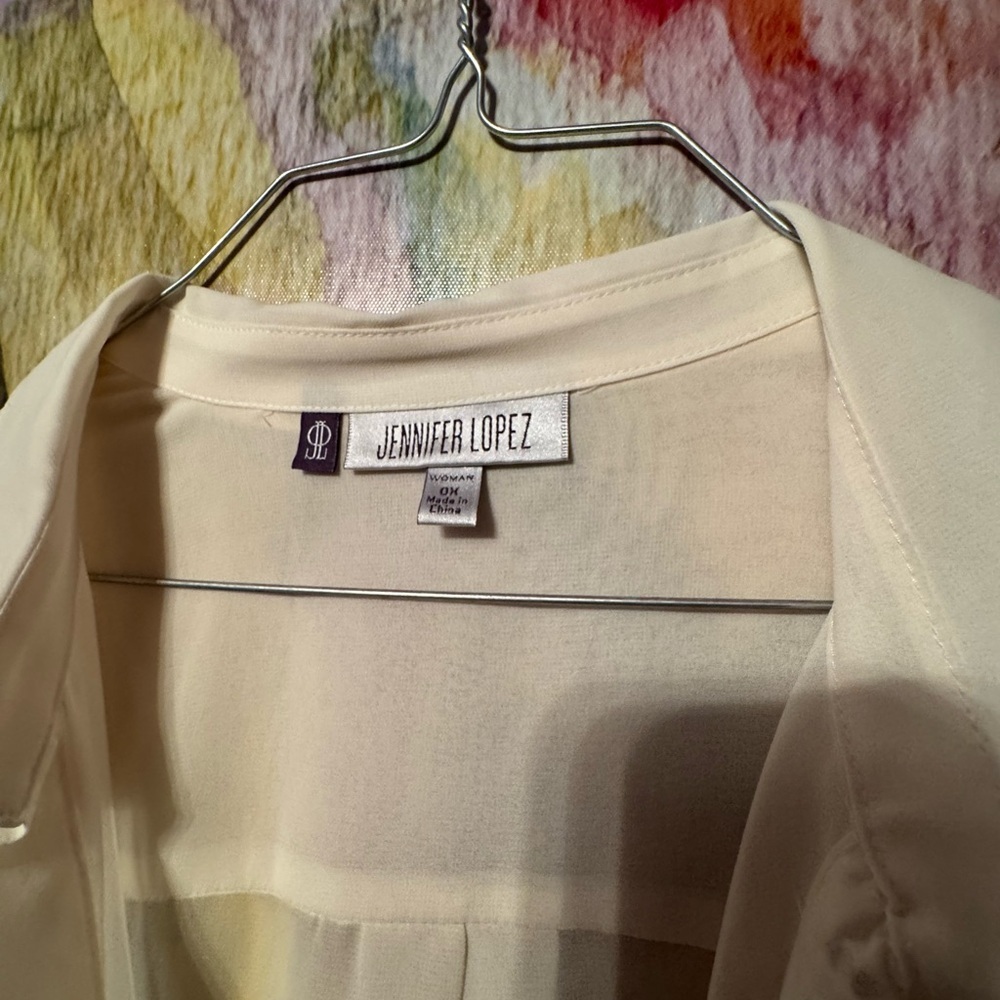 Jennifer Lopez Elegant Cream Blouse - Picture 3 of 5